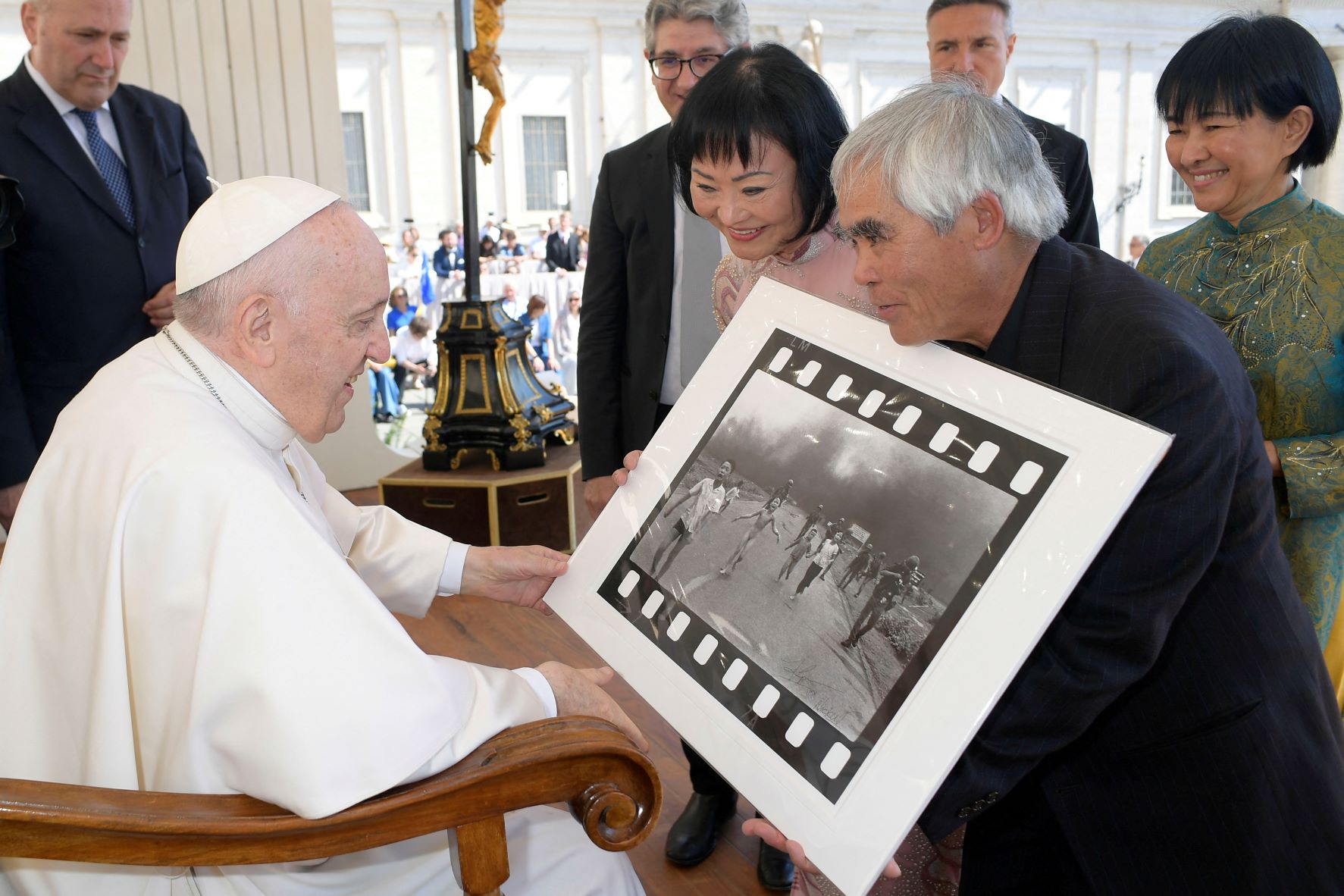 Retired AP photographer gives Pope ‘Napalm Girl’ photo