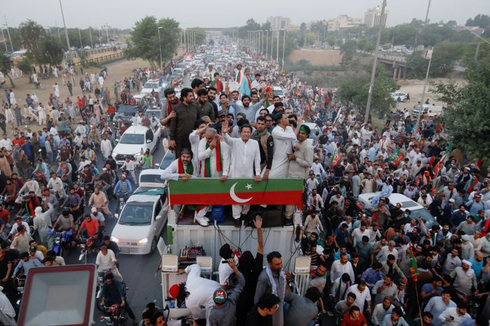Announce polls in six days or face stir: Imran Khan to Shehbaz Sharif govt