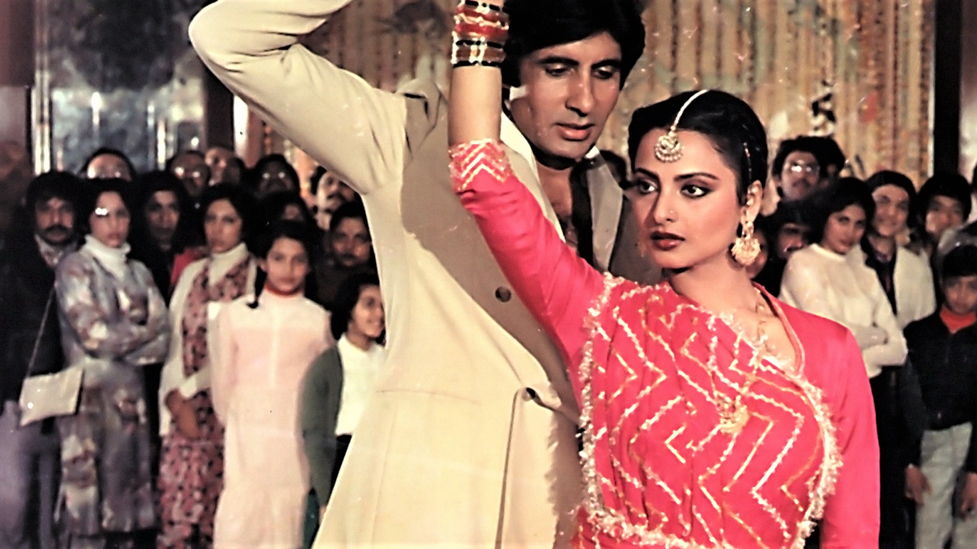 Классический танец любви индийский. Рекха и Амитабх Баччан. Амитабх Баччан и Рекха в молодости. Рекха и Баччан. Джая Баччан и Рекха в молодости.