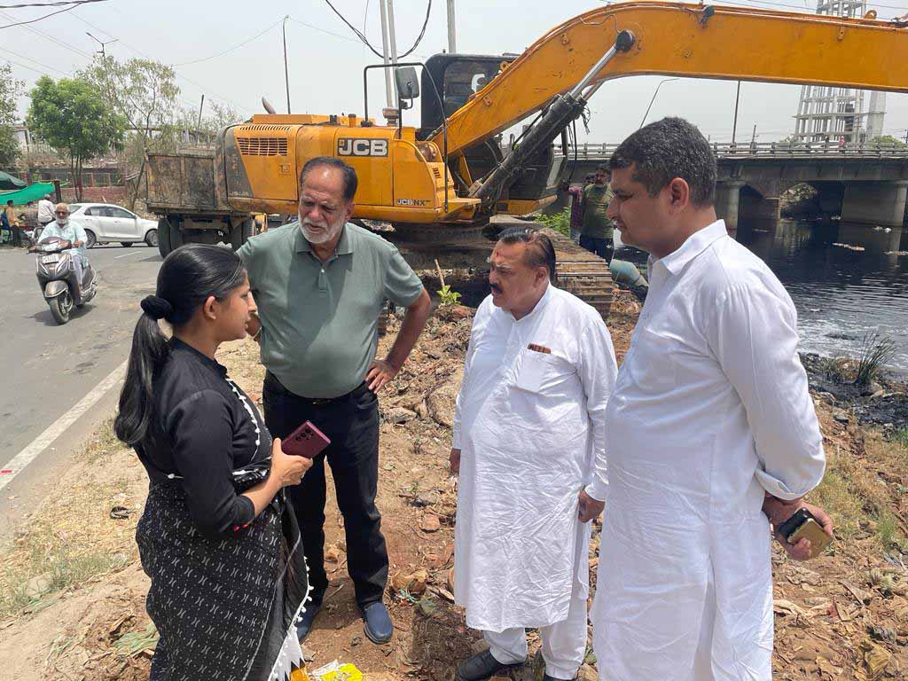 Mayor inspects cleaning work of Buddha nullah, road gullies