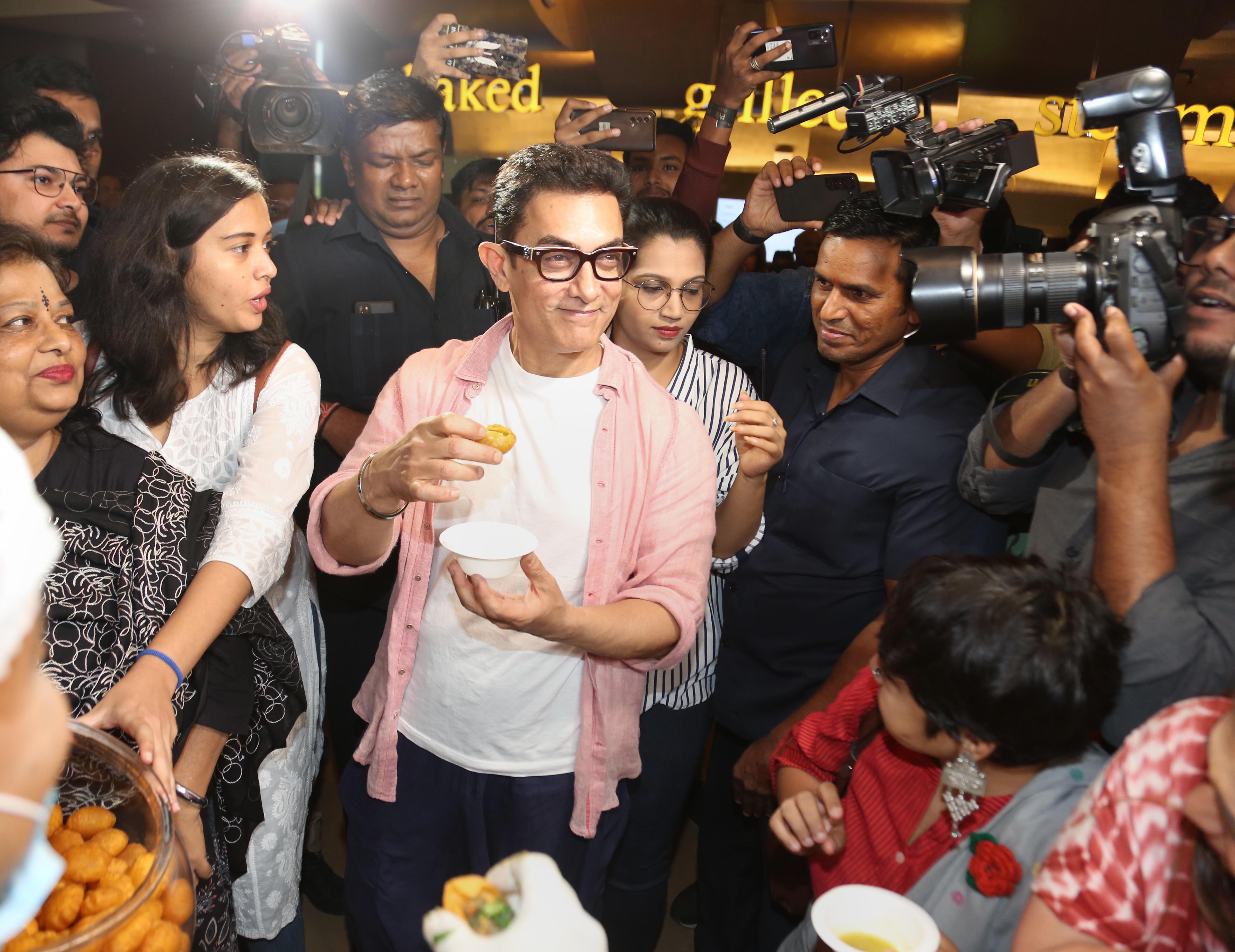 Aamir Khan enjoys panipuri at ‘Laal Singh Chaddha’ trailer preview