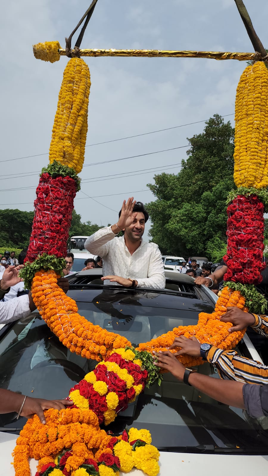 As big as it gets: Ranbir’s grand welcome has jumbo garland, Ayan Mukherji, SS Rajamouli get showered with rose petals