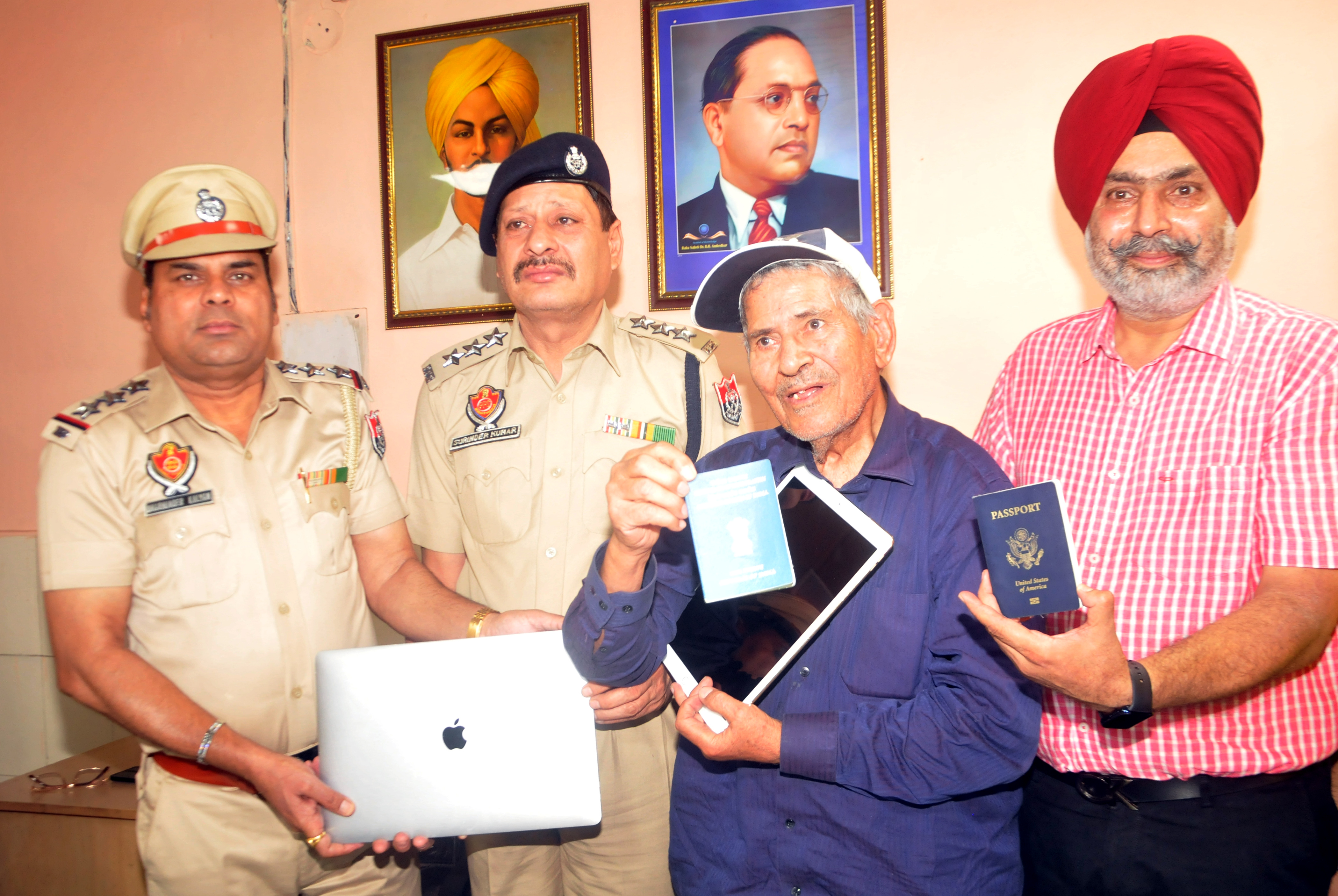 Honest GRP personnel return valuables to elderly NRI in Amritsar