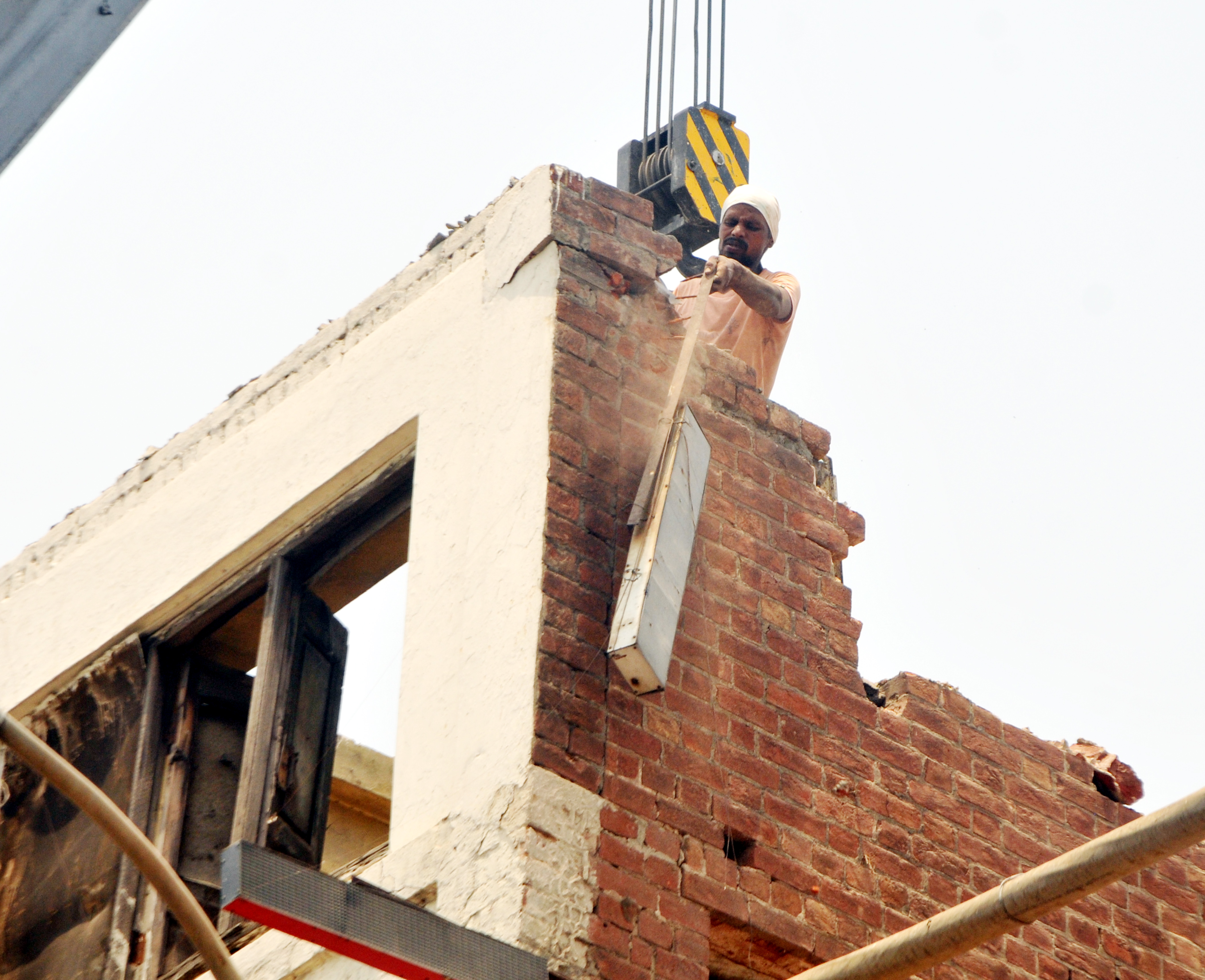 Digging case: Amritsar MC starts demolishing hotel's dilapidated portion