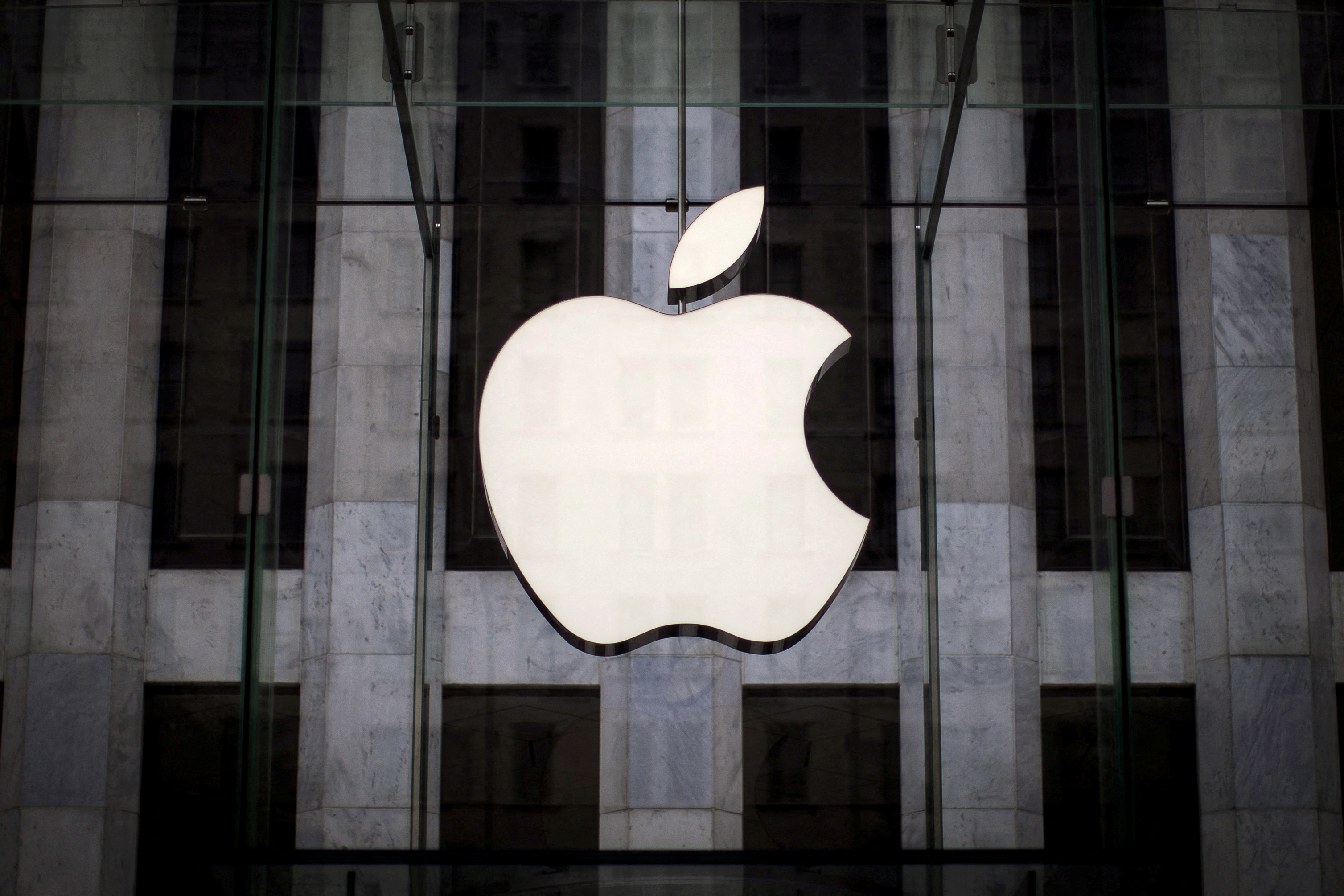 Apple workers at Maryland store vote to unionise, a first for the US