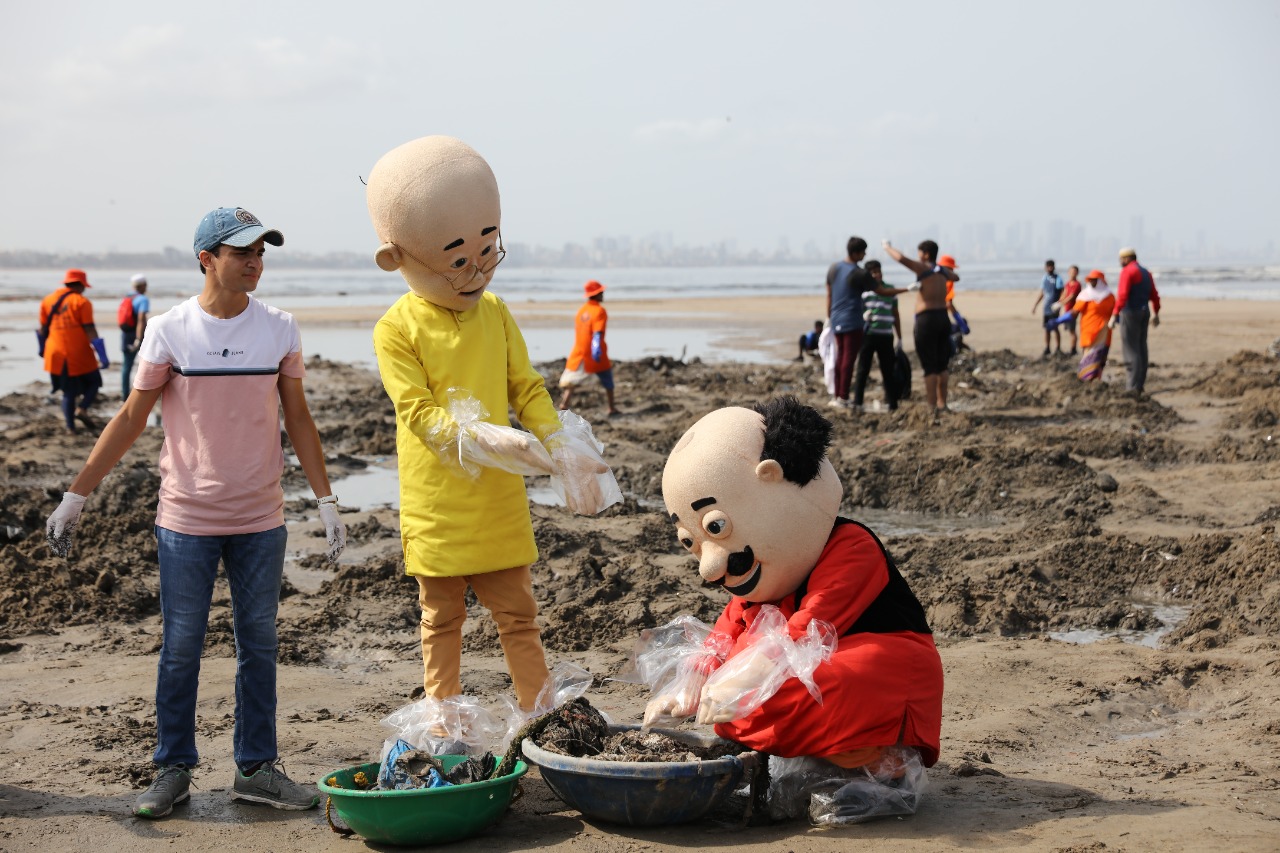 Nicktoons, Motu and Patlu, teamed up with Afroz Shah for a clean-up campaign at Mumbai’s Versova Beach
