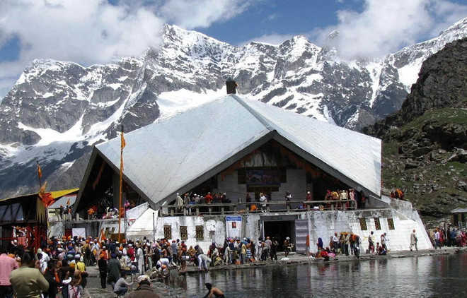 Pilgrimage to Hemkund Sahib temporarily halted due to heavy snowfall