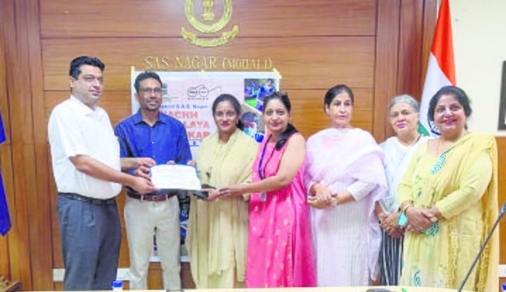 District-level award for AKSIPS-65 Smart School, Mohali