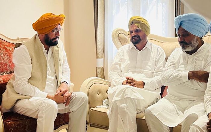 Punjab ministers promise justice to Sidhu Moosewala's parents