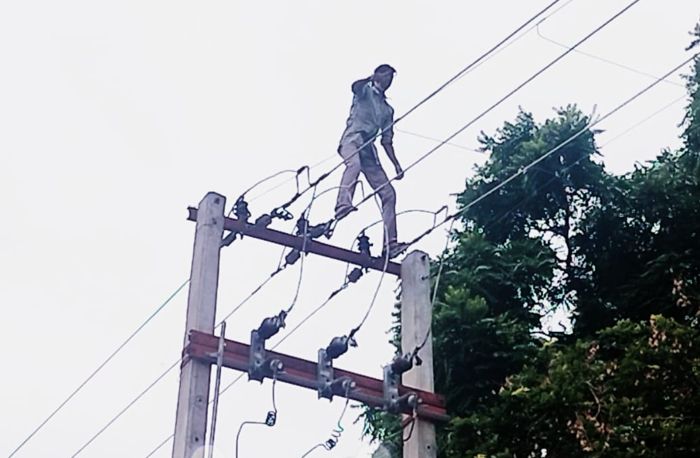 Alleging police inaction, Chamkaur Sahib man climbs atop pole