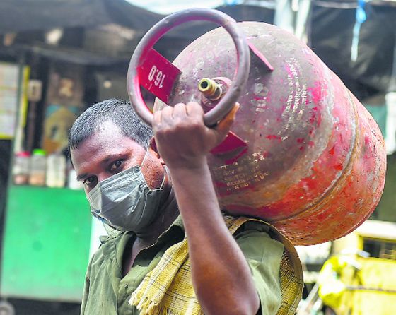 Government limits LPG subsidy to Ujjwala beneficiaries