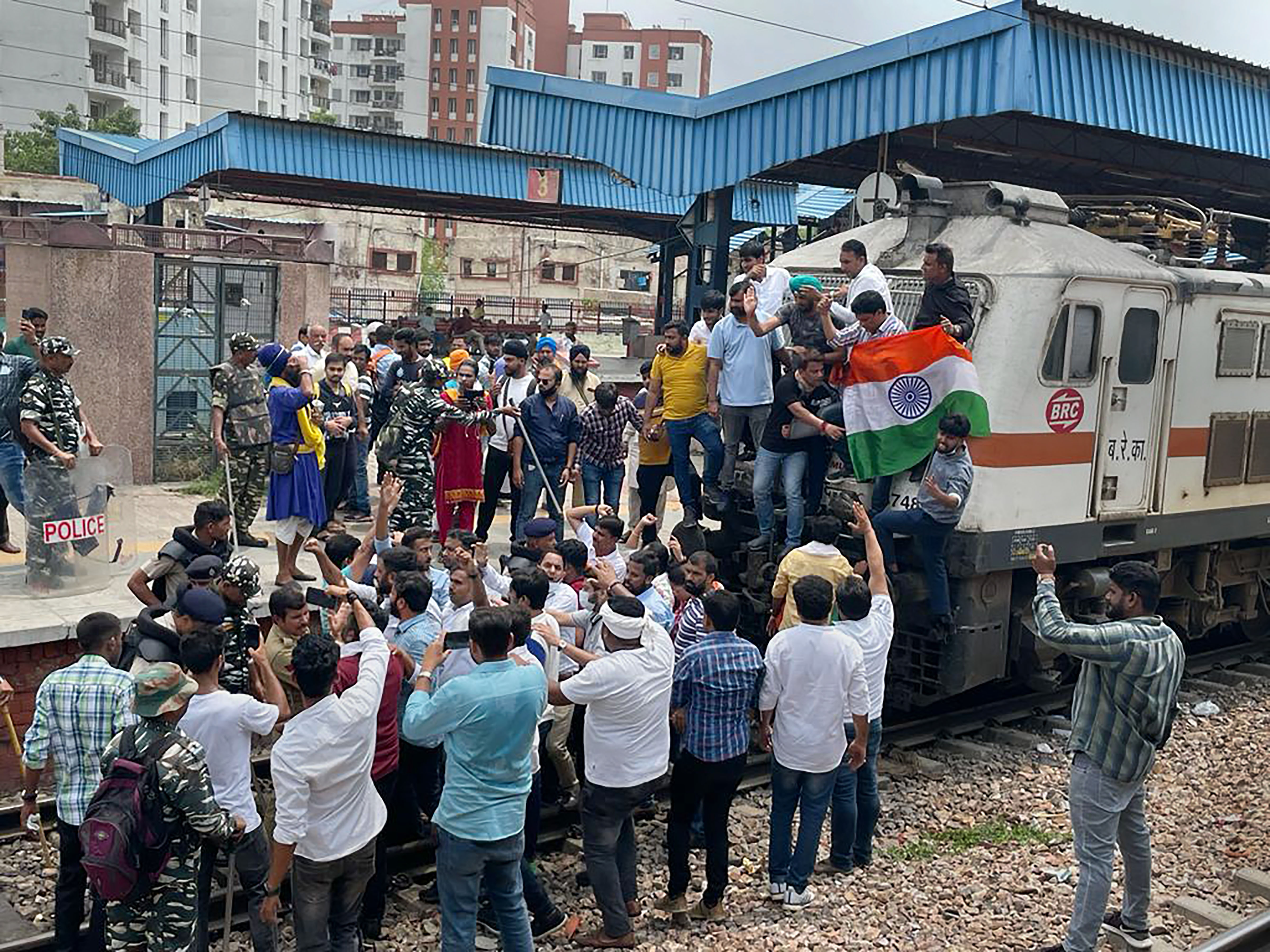Bharat Bandh against 'Agnipath' scheme disrupts road, rail traffic; Railways cancels over 600 trains
