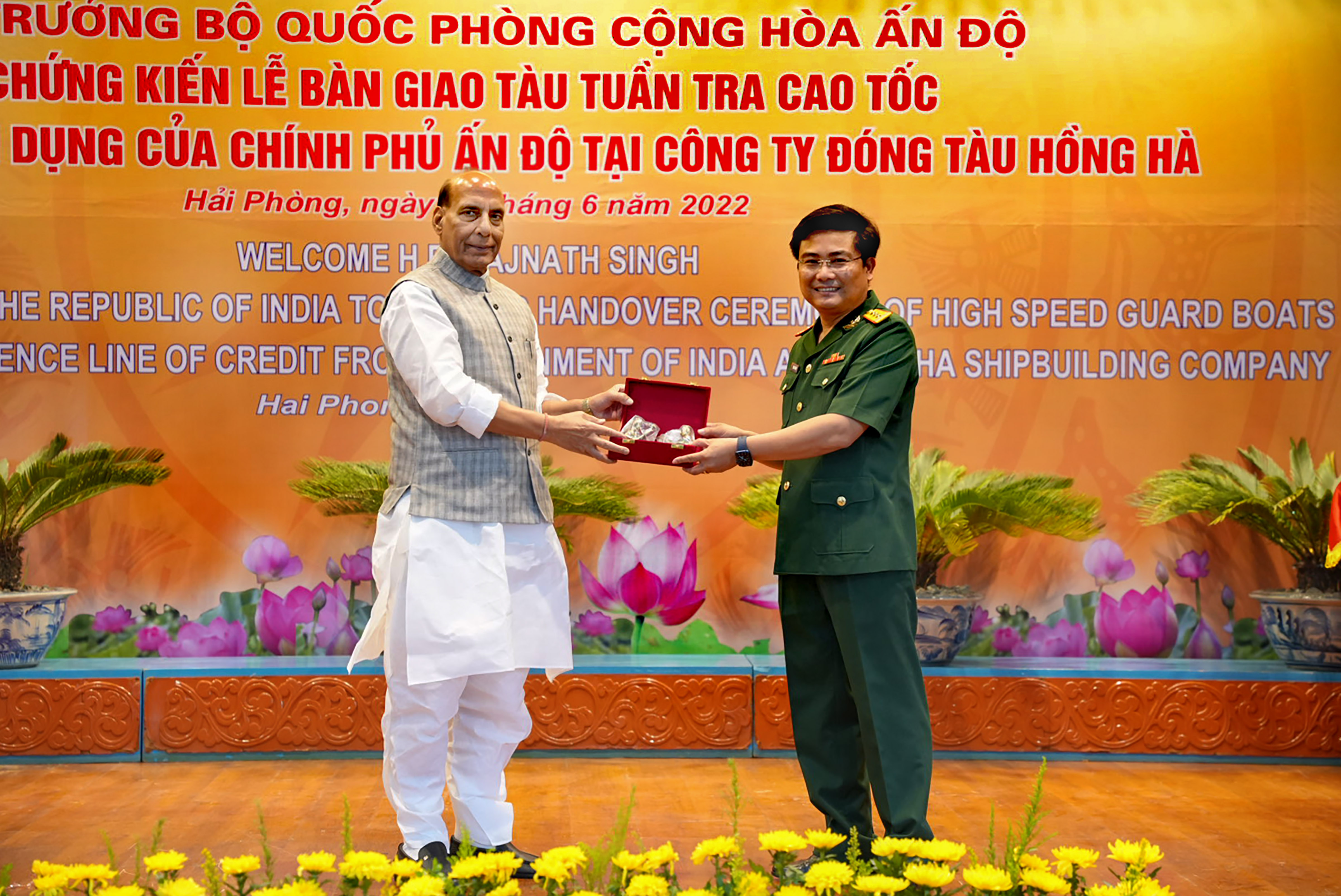 India hands over 12 high-speed guard boats to Vietnam