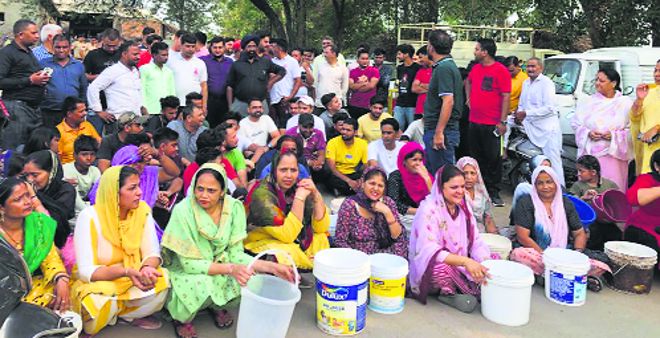 Chandigarh Youth Congress holds protest against poor civic amenities in Kishangarh village