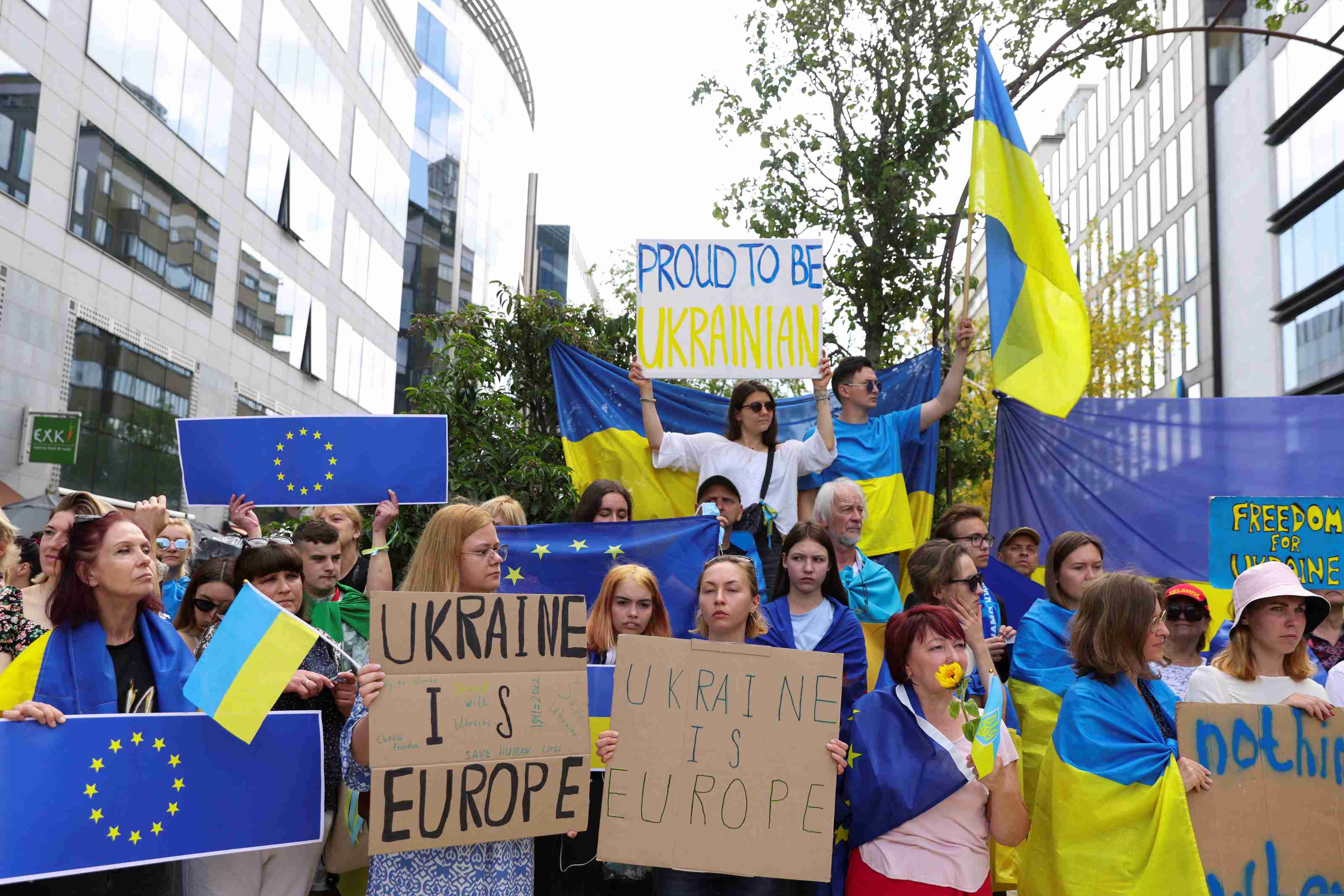 Ukraine takes tentative step toward EU membership as Donbas battles reach ‘fearsome climax’
