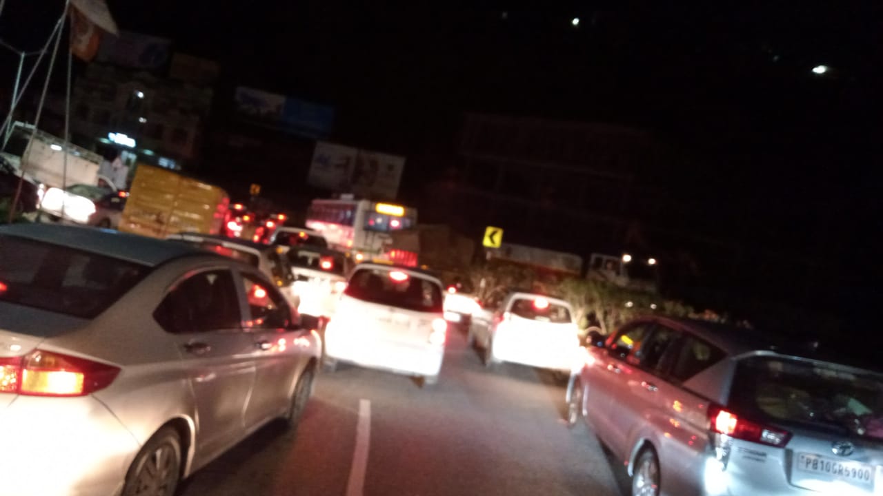 Motorists stuck in huge traffic jam on Shimla-Chandigarh highway near Parwanoo