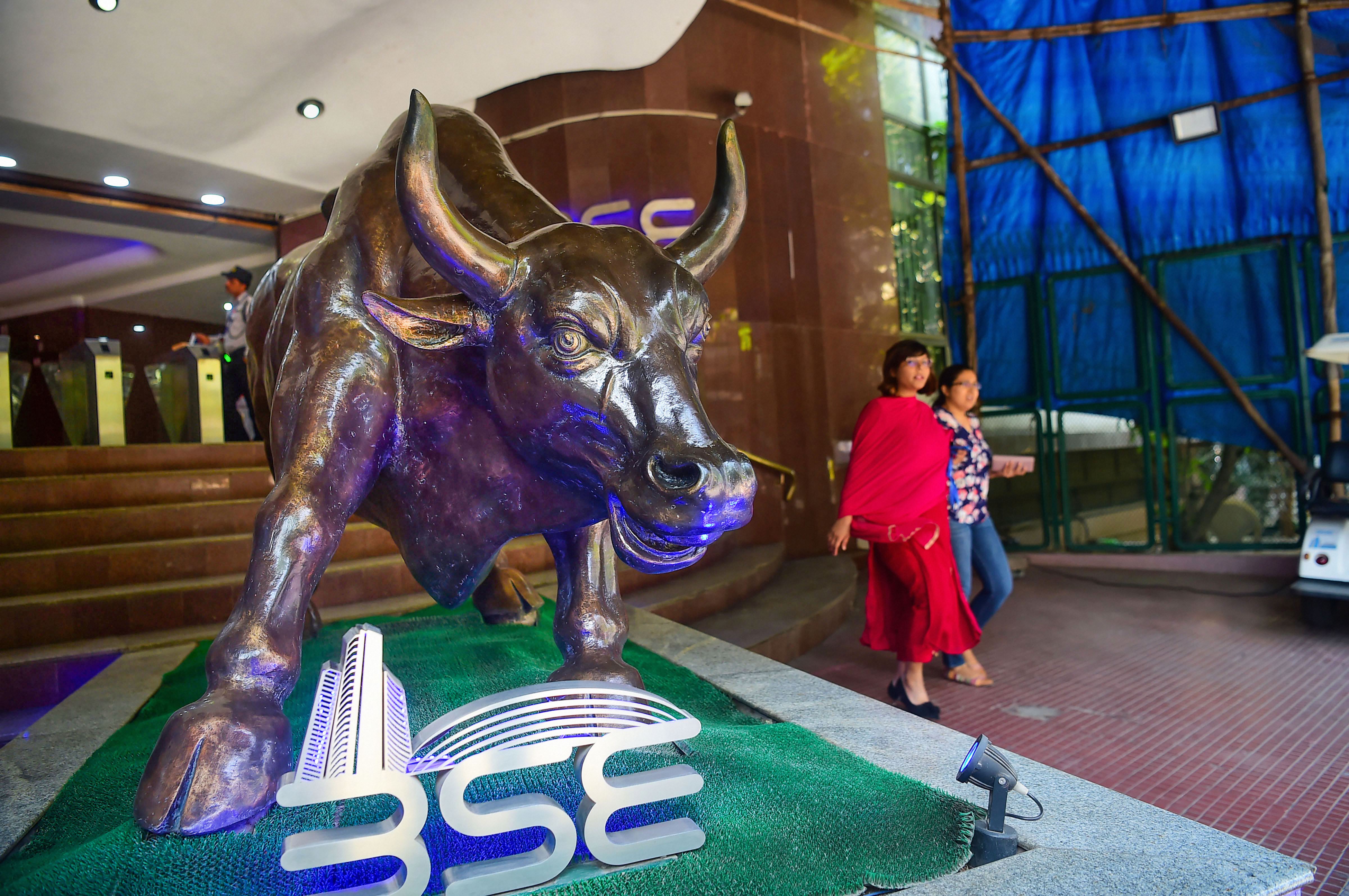 Sensex drops 152 points in volatile trade amid mixed global cues