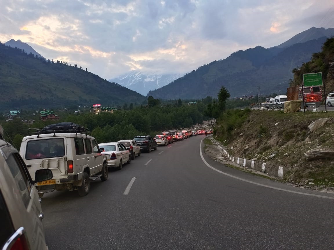 Heavy tourist footfall leads to traffic snarls on Manali highway