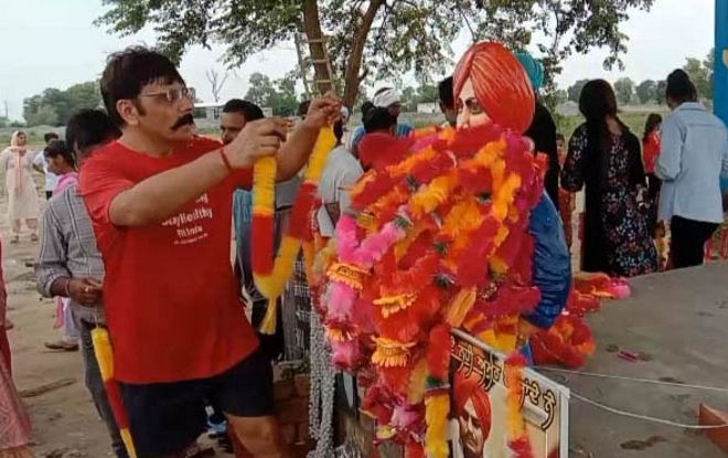 Fan covers 315 km on bicycle to pay tribute to Sidhu Moosewala