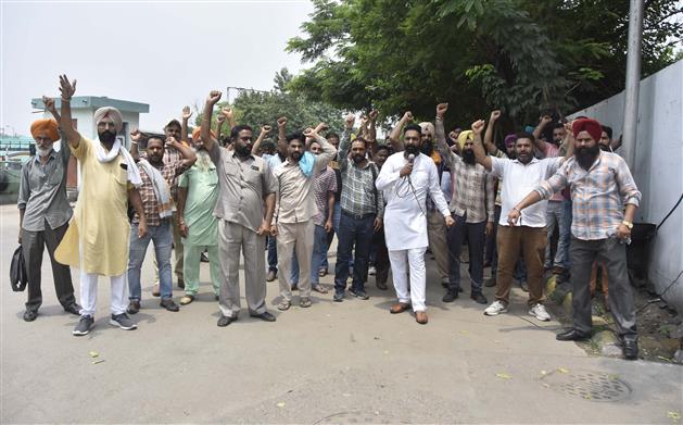 Contractual staff shut Ludhiana bus stand