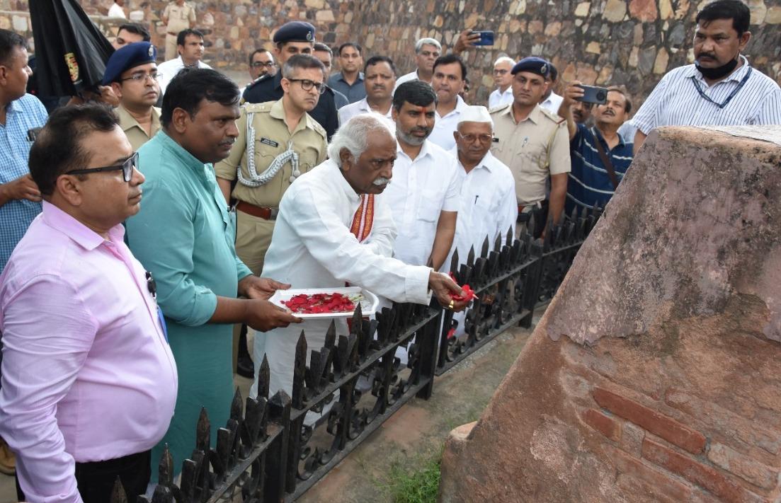 Haryana Governor Bandaru Dattatreya visits war memorial in Panipat