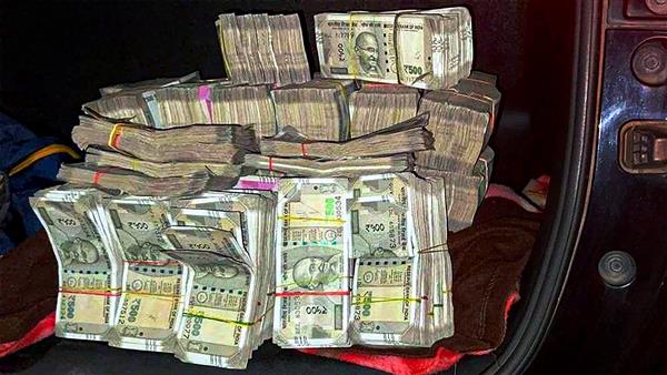 Now, trouble in Jharkhand: Congress suspends 3 MLAs caught with huge amount of cash in West Bengal