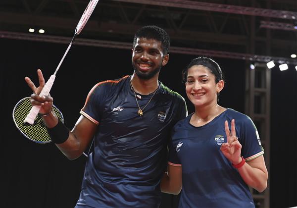 Mixed team shuttlers in knockouts