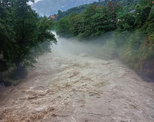 River in spate, no trace of Kullu flash flood victims