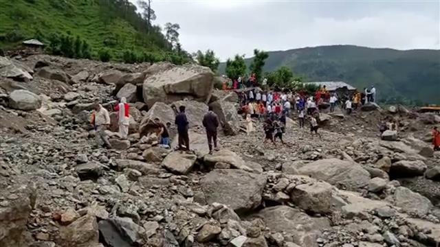 Dharamsala: Tourists enter water bodies despite ban