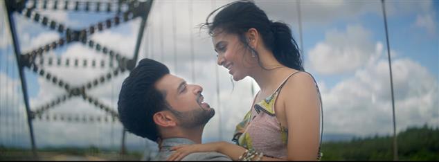 Watch: Karan Kundrra, Tejasswi Prakash’s sizzling chemistry in ‘Baarish aayi hai’ fills your heart, there’s also a surprise in the end