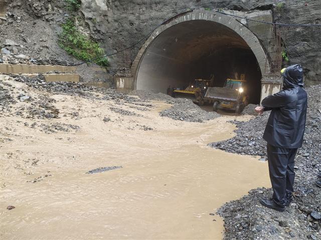 1K vehicles stuck in Ramban as landslides block highway