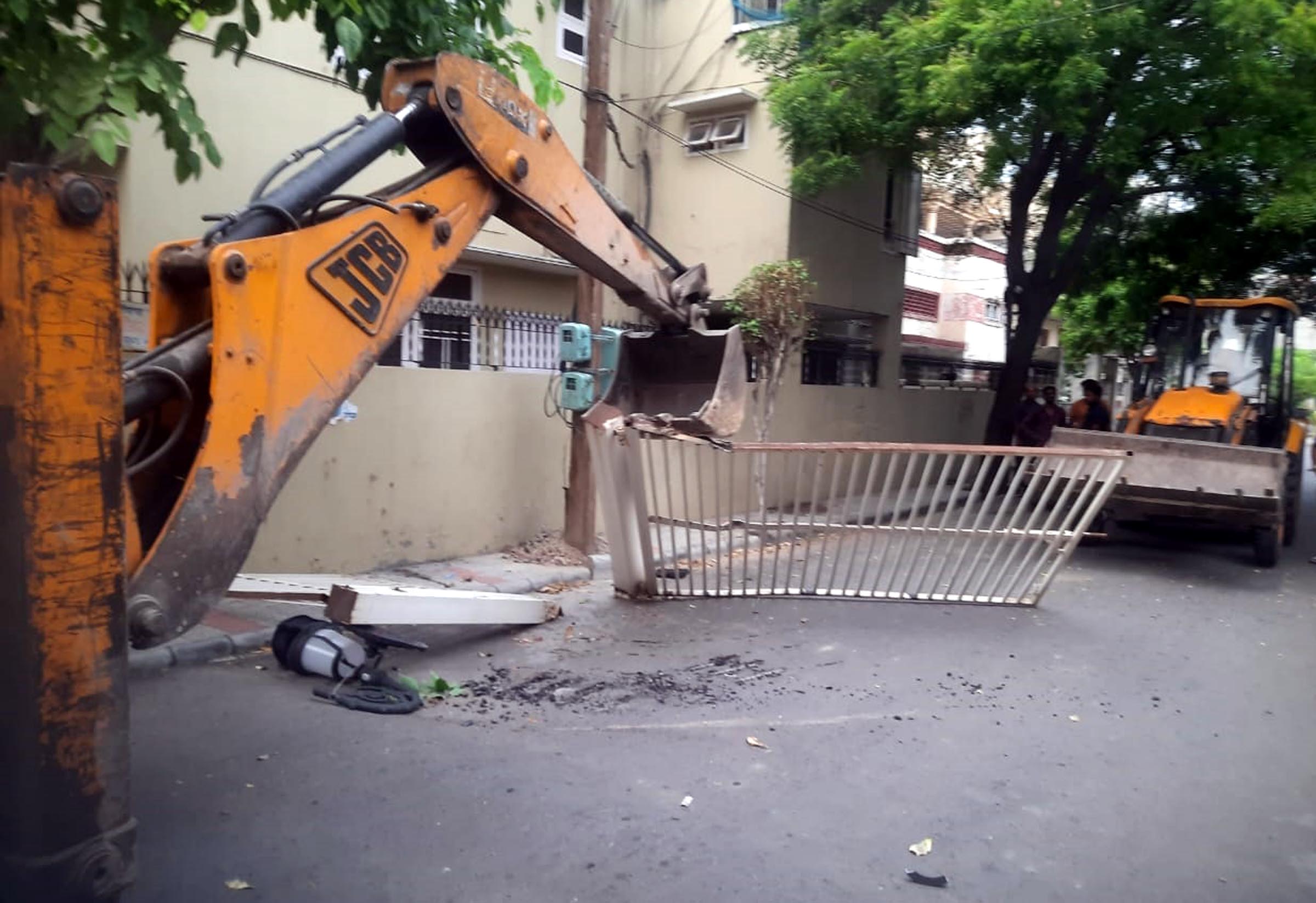 Amritsar MC demolishes six illegal gates