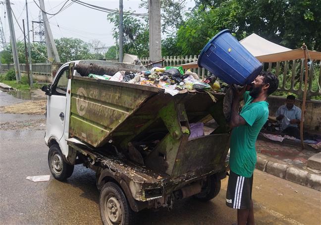 Irregular door-to-door garbage collection irks Amritsar residents