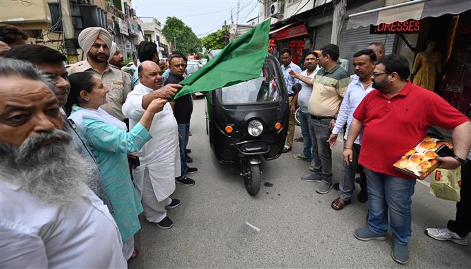 MLA flags off e-rickshaws to collect garbage in Ludhiana