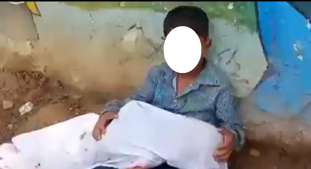 With body of his younger brother in arms, 8-year-old boy sits by roadside in Madhya Pradesh