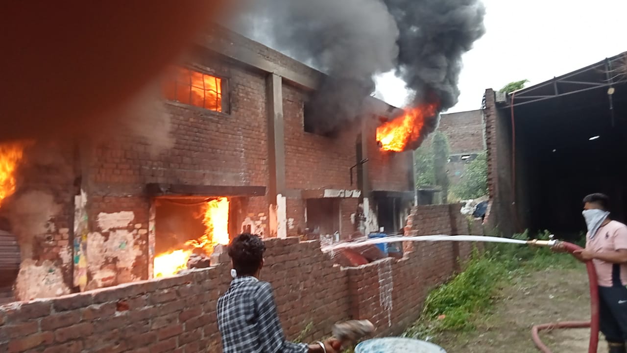 Massive fire breaks out at factory in Amritsar Focal Point area