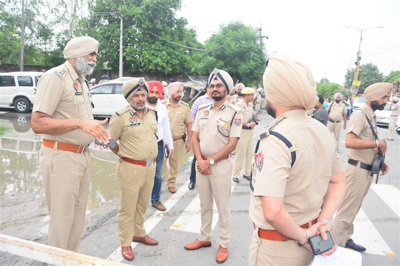In spl drive, police seize heroin, illicit liquor in Amritsar