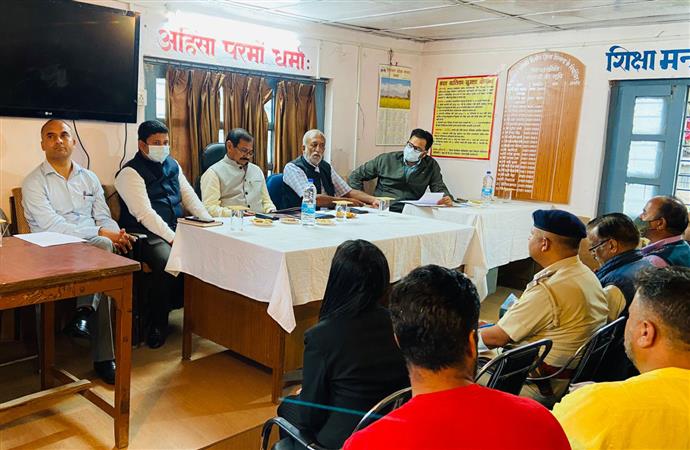 Committee holds talk with apple growers at Rohru, Theog