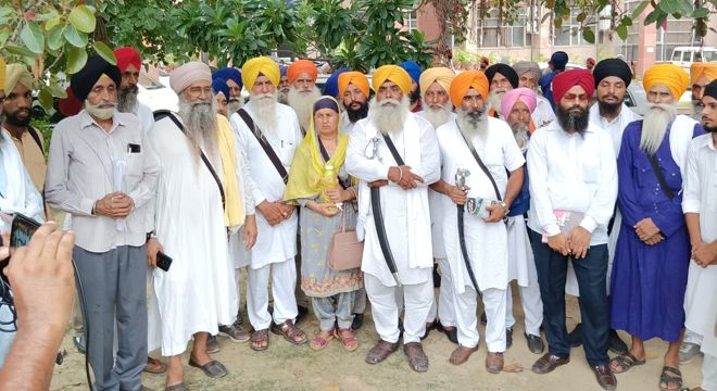 Sikhs protest chopping of prison inmate's hair, submit memo to Bathinda DC