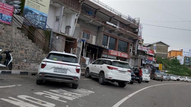 Vehicles parked in front of eateries on Shimla highway hinder smooth flow of traffic
