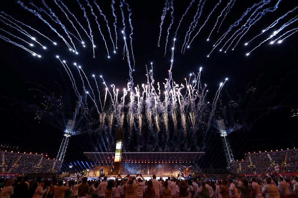 Bhangra and performance by 'Apache Indian' marks closing ceremony of Commonwealth Games