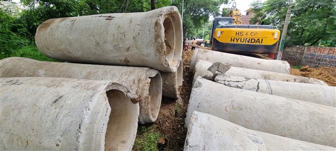 Ludhiana civic body not to lay damaged sewer  pipes after objections by residents