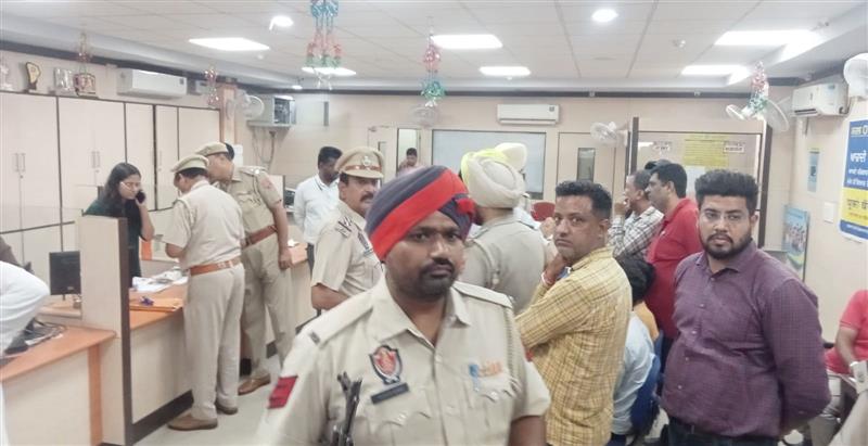 Rs 13L looted from Jalandhar bank