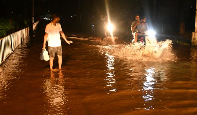 Rain lashes Chandigarh, commuters hassled