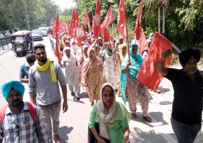 Unions press for minimum wage of Rs 700, loan waiver