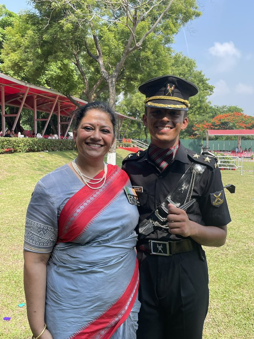 Like mother, like son: Retired Major and her son graduate from Army training academy 27 years apart; their picture is winning hearts