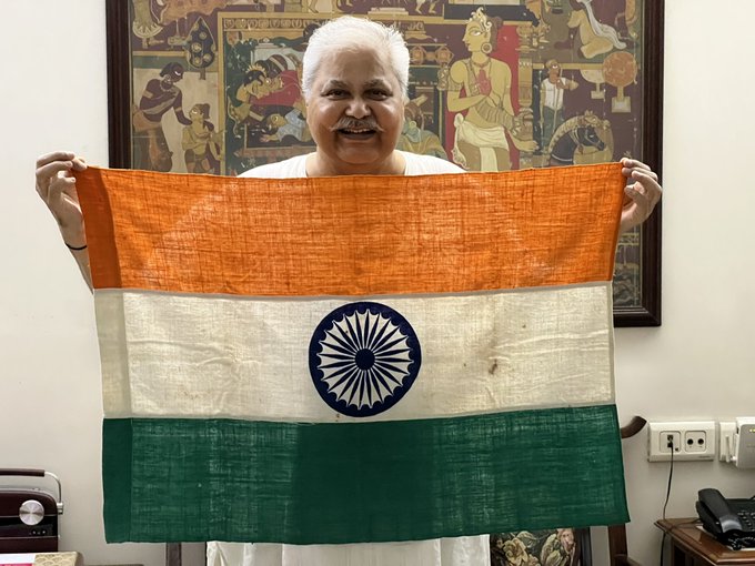 Ahead of Independence Day, actor Satish Shah shares picture claiming Indian flag in it is from 1942, Twitter schools him