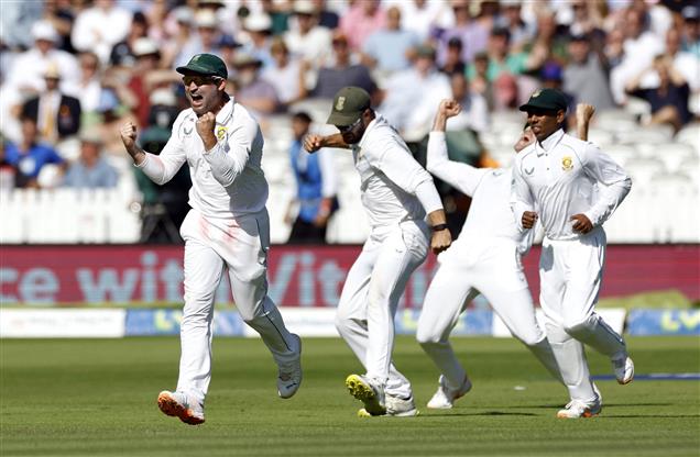 South Africa bowlers lord over England, win 1st Test