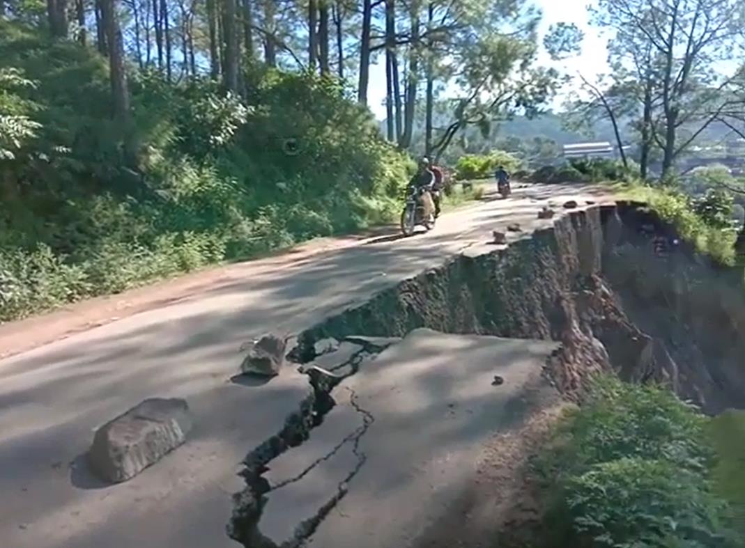 Himachal: Portion of Dharampur-Kasauli road caves in; vehicular traffic stays disrupted