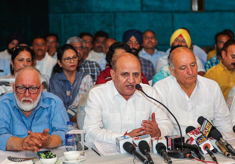 Bhupinder Singh Hooda, Anand Sharma meet Ghulam Nabi Azad; 64 more leave Congress in J&K